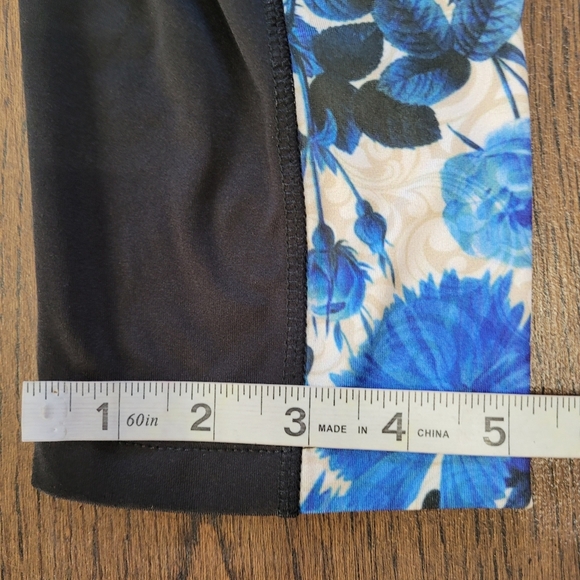 Lularoe Simply Comfortable Black Blue Floral Cropped Activewear Leggings Size S - Picture 8 of 9